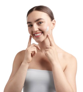 Beyaz arka planda krem sürmüş güzel bir kadın.