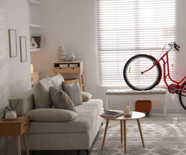 Kırmızı bisiklet, kanepe ve dekor odada.