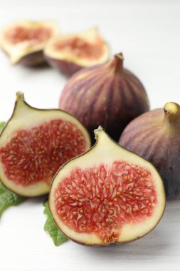 Beyaz masada bütün incirleri kes, yakın plan.