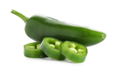Tam ve dilimlenmiş yeşil biberler beyaza izole edilmiş.