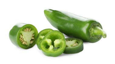 Tam ve dilimlenmiş yeşil biberler beyaza izole edilmiş.