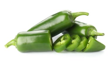 Tam ve dilimlenmiş yeşil biberler beyaza izole edilmiş.