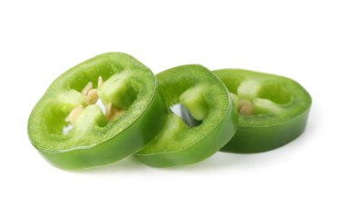 Yeşil biber dilimleri beyaza izole edilmiş.