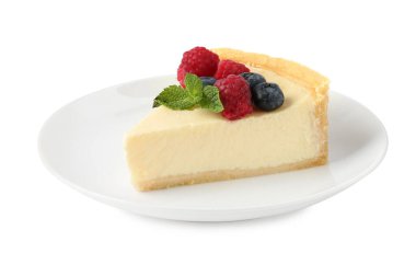 Taze böğürtlenli ve nane şekerli leziz bir cheesecake.