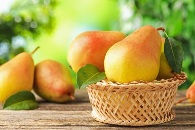 Tahta masada taze olgun armutlar, yakın plan.