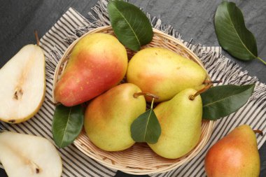 Birçok taze armut ve yaprak siyah masanın üzerinde, düz yatıyordu.