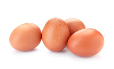 Birçok çiğ tavuk yumurtası beyaz üzerine izole edilmiş.