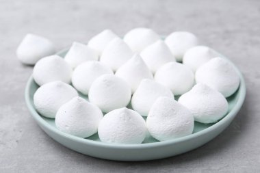 Gri masada leziz kurabiyeler, yakın plan.