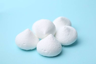 Açık mavi arkaplanda lezzetli kurabiyeler, yakın plan.