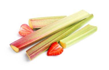 Taze ravent sapları ve beyaz üzerine izole edilmiş çilek.