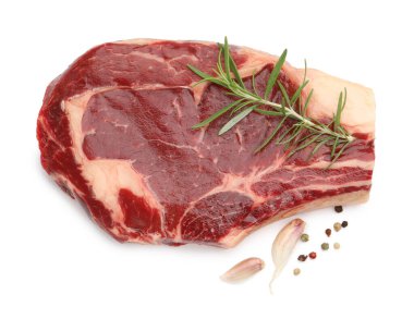 Bir parça çiğ et ve baharat beyaza izole edilmiş.