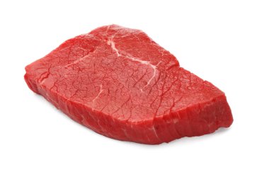 Beyaza izole edilmiş çiğ et parçası.