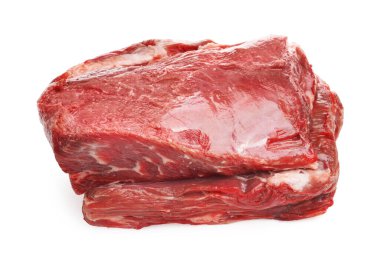 Çiğ et parçası beyaza izole edilmiş, manzaranın üstünde.