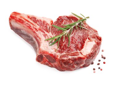 Bir parça çiğ et ve beyaz üzerine izole edilmiş baharatlar.