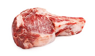 Beyaza izole edilmiş çiğ et parçası.