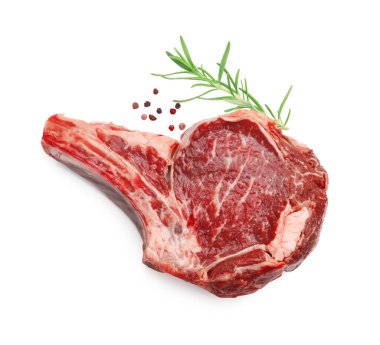 Bir parça çiğ et ve baharat beyaza izole edilmiş.