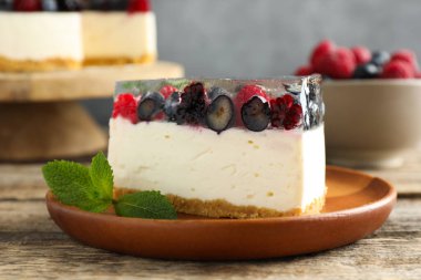 Böğürtlenli ve nane şekerli nefis bir cheesecake.