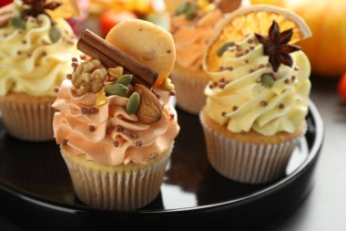 Gri masadaki fındıklı, kurabiyeli ve baharatlı enfes kekler, yakın plan. Sonbahar atmosferi