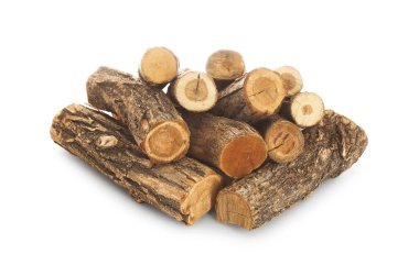 Kesilmiş odun yığını beyaza izole edilmiş.