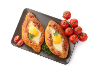 Peynirli, yumurtalı, domatesli ve maydanozlu leziz khachapuriler.