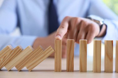 Risk. Masada domino etkisini durduran adam, yakın plan.