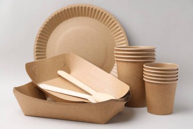 Açık gri arkaplanda tek kullanımlık sofra takımı, yakın plan