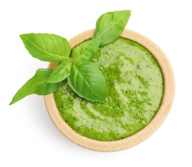 Lezzetli pesto sosu, fesleğen yapraklı, beyaz tencereye izole edilmiş.