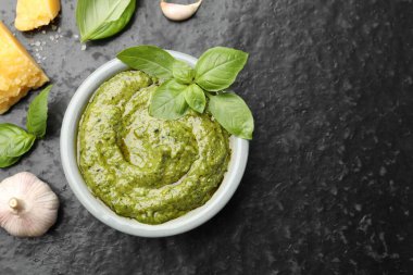 Taze pesto sosu ve siyah desenli masa üzerindeki malzemeler. Metin için boşluk