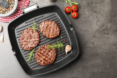Izgara köfteli tava, domates ve baharatlı gri masa, düz yatak. Metin için boşluk