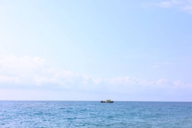 Küçük feribotlu dalgalı deniz manzarası