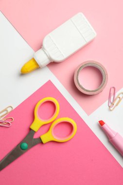 Beyaz zemin üzerinde yapıştırıcı ve diğer kırtasiye düz yatıyordu