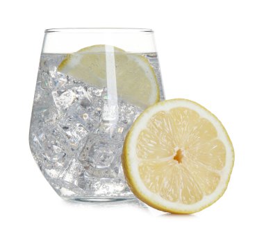 Beyaza izole edilmiş limon ve buzlu ferahlatıcı su.