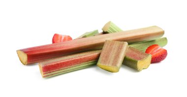 Beyaz renkte taze ravent ve çilek kes.