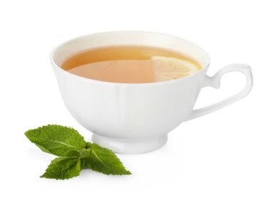 Limonlu aromatik çay ve beyaz üzerine izole edilmiş nane.