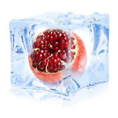 Buz küpündeki taze nar beyazı izole eder.