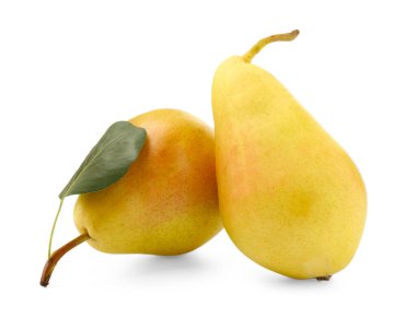 İki olgun sarı armut ve yeşil yaprak beyaza izole edilmiş.