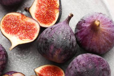 Gri masadaki incirlerin tamamını kes ve kapat.