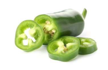 Dilimlenmiş yeşil biber beyaza izole edilmiş.