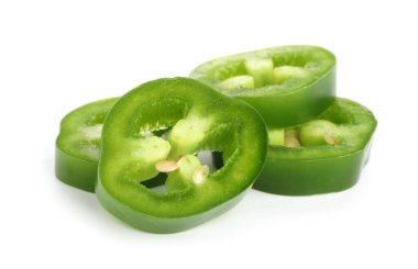 Yeşil biber dilimleri beyaza izole edilmiş.