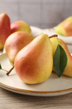 Taze olgun armutlar ahşap masada, yakın plan.