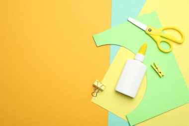 Sarı zemin üzerine yapıştırıcı ve diğer kırtasiye malzemesi, düz. Metin için boşluk
