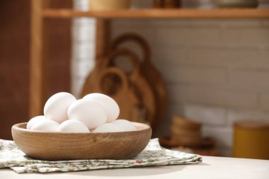 Mutfaktaki ışık masasındaki kasede çiğ tavuk yumurtası. Metin için boşluk