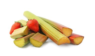 Taze olgun ravent ve beyaz üzerine izole edilmiş çilekler.