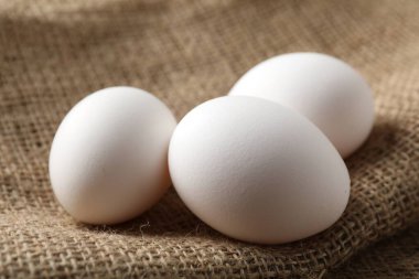 Çuval bezinde çiğ tavuk yumurtası, yakın plan.