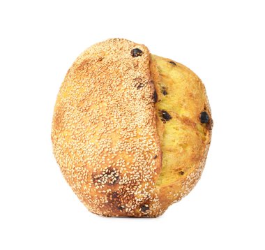 Susam tohumlu bir somun taze ekmek ve beyaz üzerine izole edilmiş kuru üzüm.