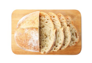 Bir somun taze ekmek, beyaza izole edilmiş, üst manzara.