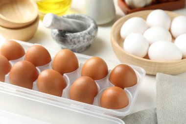 Beyaz masada çiğ tavuk yumurtası, yakın plan.