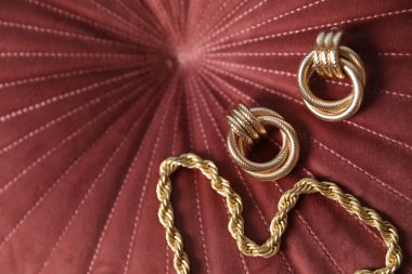 Kadife kumaş üzerinde güzel altın mücevherler, yukarıda. Metin için boşluk