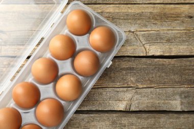 Tavuklu yumurtalar ahşap masanın üstünde, üst tarafta. Metin için boşluk