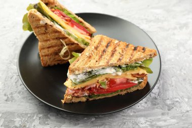 Pastırmalı, peynirli, sebzeli ve soslu lezzetli sandviçler.